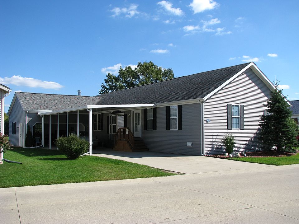Well maintained Lake Lot Hom