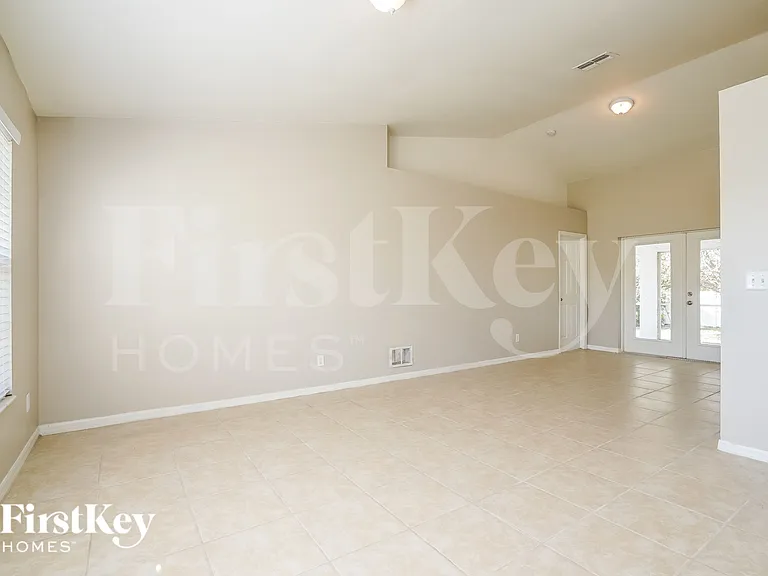 1828 SW 3rd Pl — Photo 2