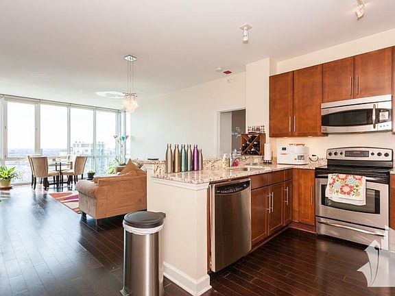 3rd image of 1629 S Prairie Ave Unit 2208J