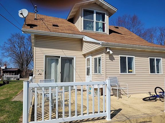 2nd image of 219 E Merrimac St