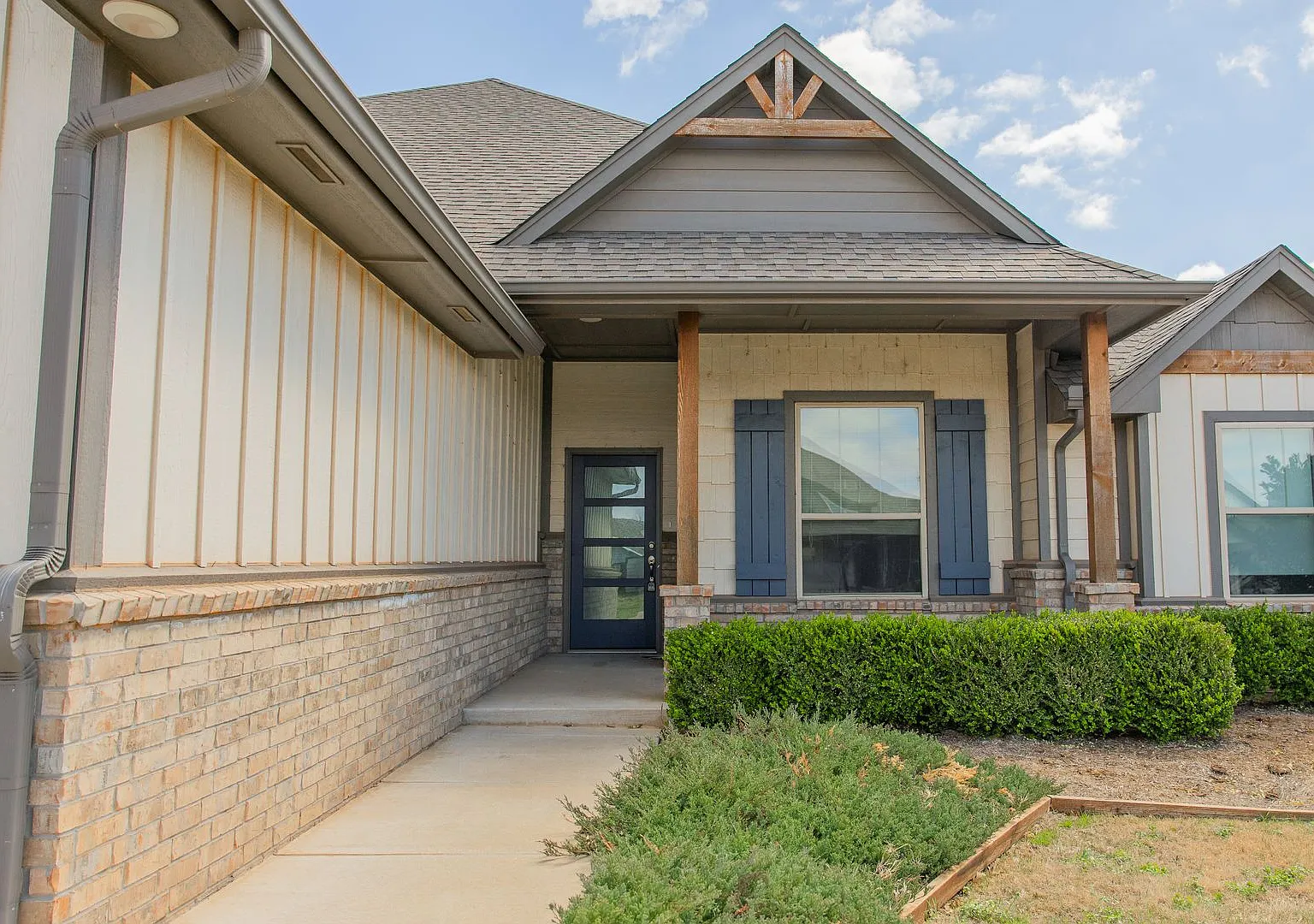 Beautiful 5 Bed Home For Lease — Photo 2