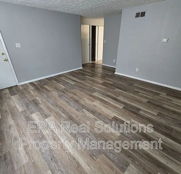 281 S Napoleon Ave #B — Photo 4