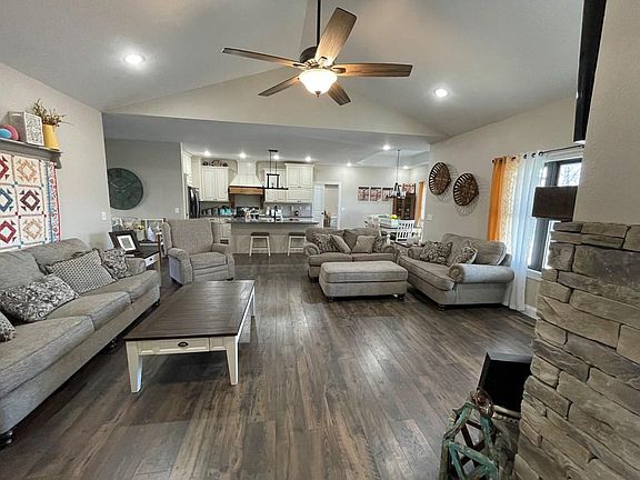 4th image of 641 Scarlet Oaks Dr