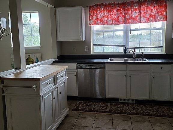 5th image of 62 Dickson Dr