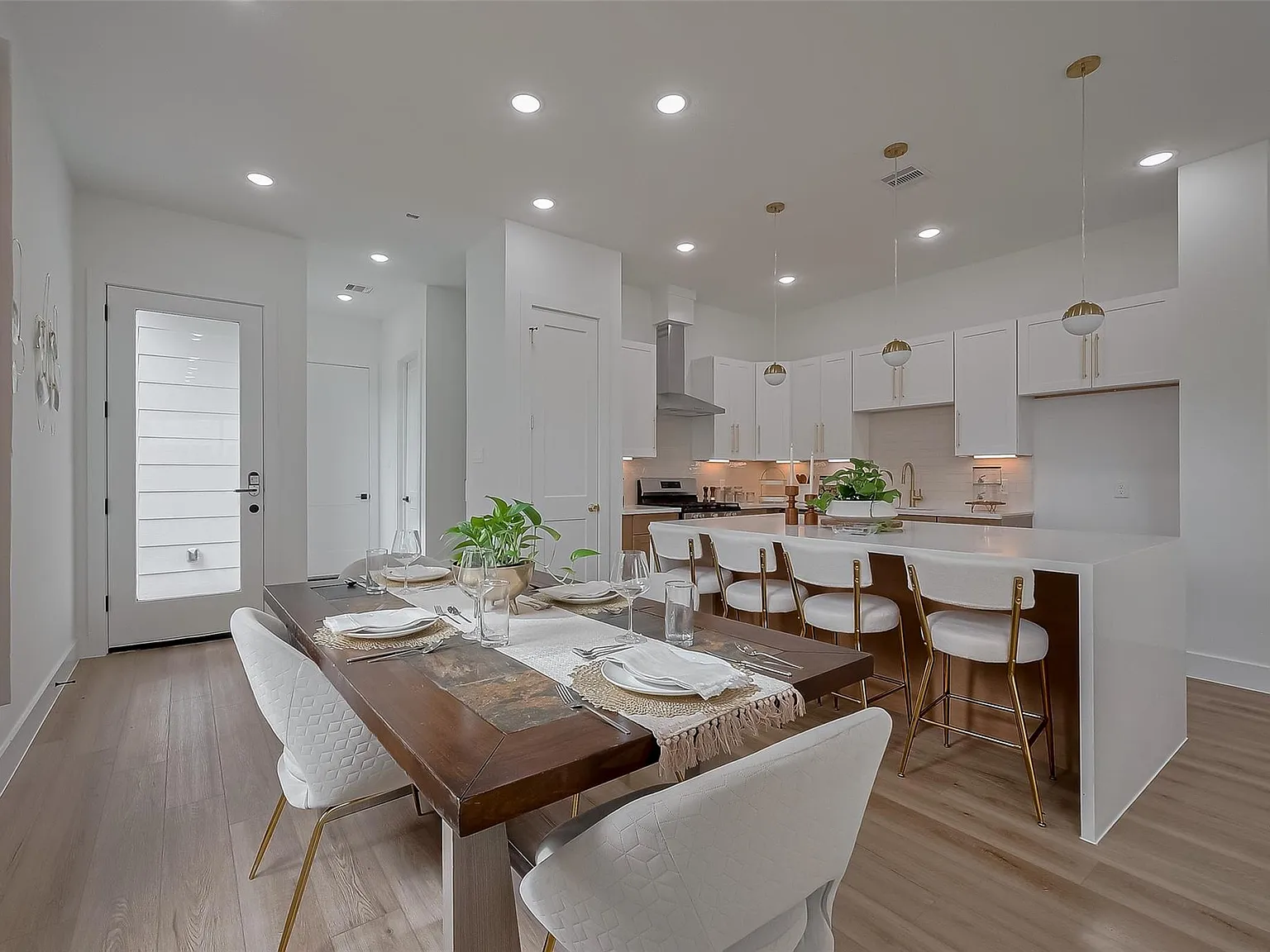 3 bed, 3.5 bath, 1911 sqft, $2,500 — Photo 3