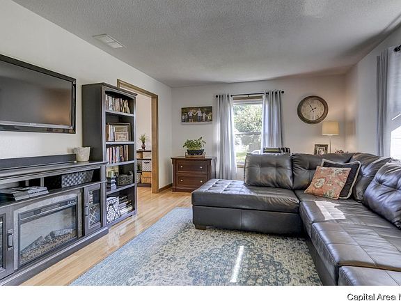3rd image of 821 Stonehill Dr