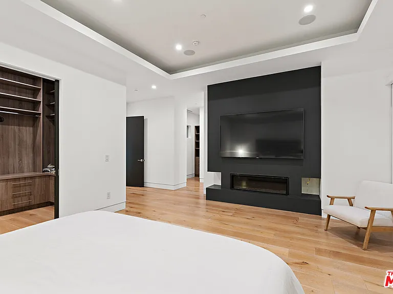 637 N Gardner St — Photo 21