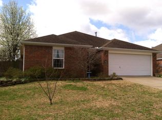 1027 S Regency Dr, Fayetteville, AR 72701