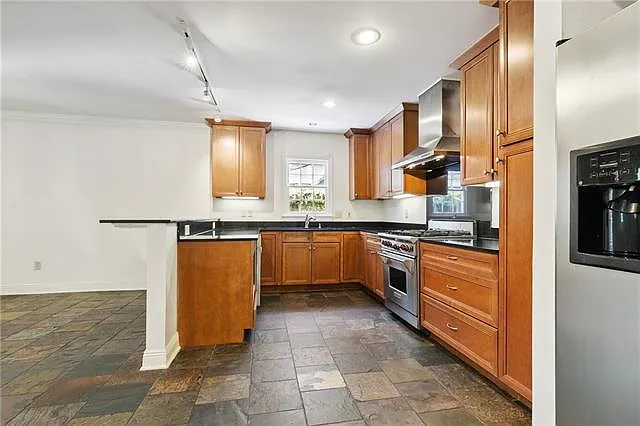 3 bed, 2.0 bath, 1600 sqft, $2,100 — Photo 4