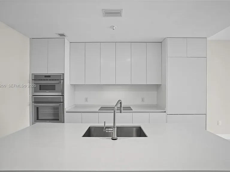 700 NE 24th St #602 — Photo 9