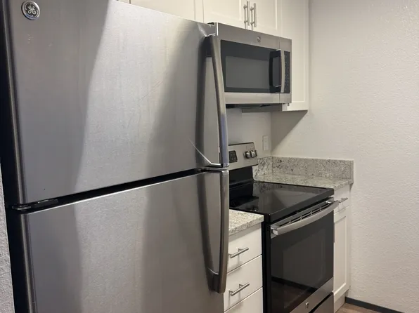 5616 15th Ave NE APT 102, Seattle, WA 98105