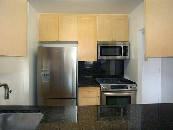 4th image of 424 W End Ave #1501