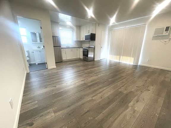 5th image of 3420 Mentone Ave Unit 9