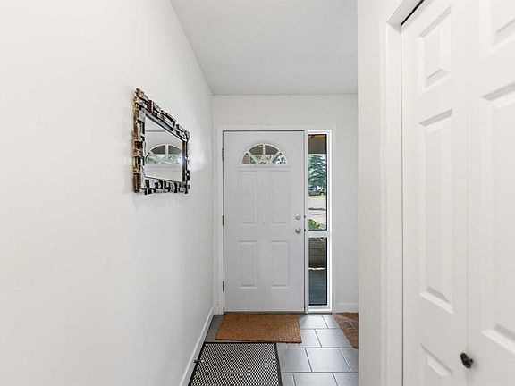 3rd image of 472 SW Regal Park NE