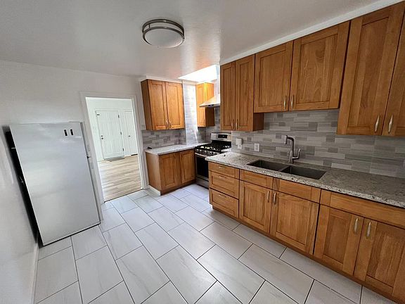 4th image of 401 Oriente St