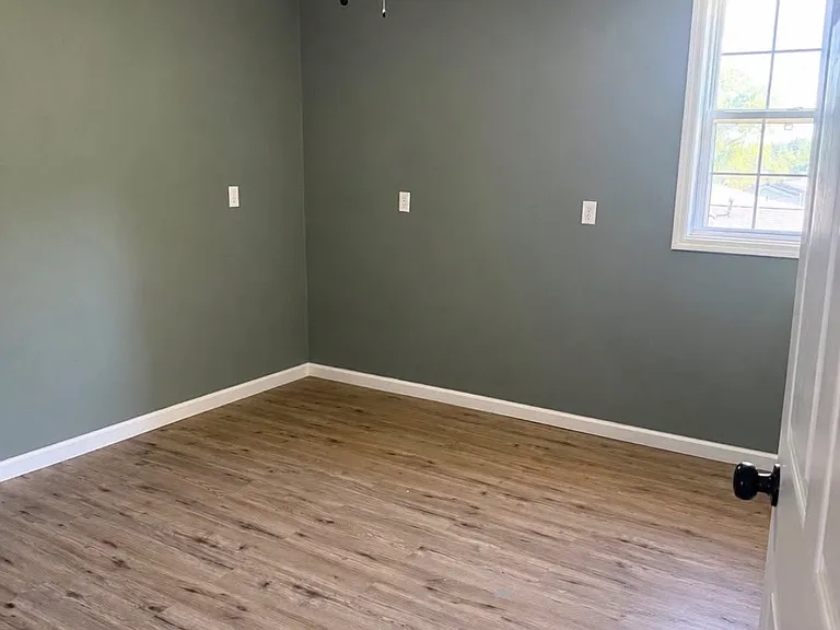 102 Chris Ln — Photo 4