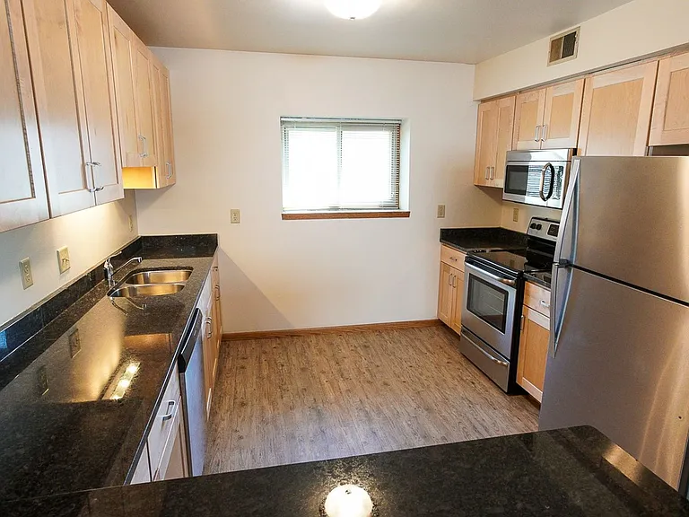 415 N Henry St — Photo 38