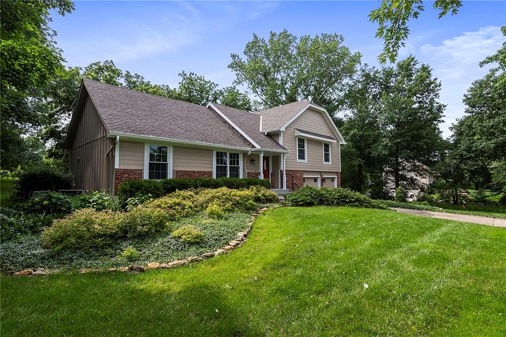 4 bed, 2393 sqft, $2,990 — Photo 3