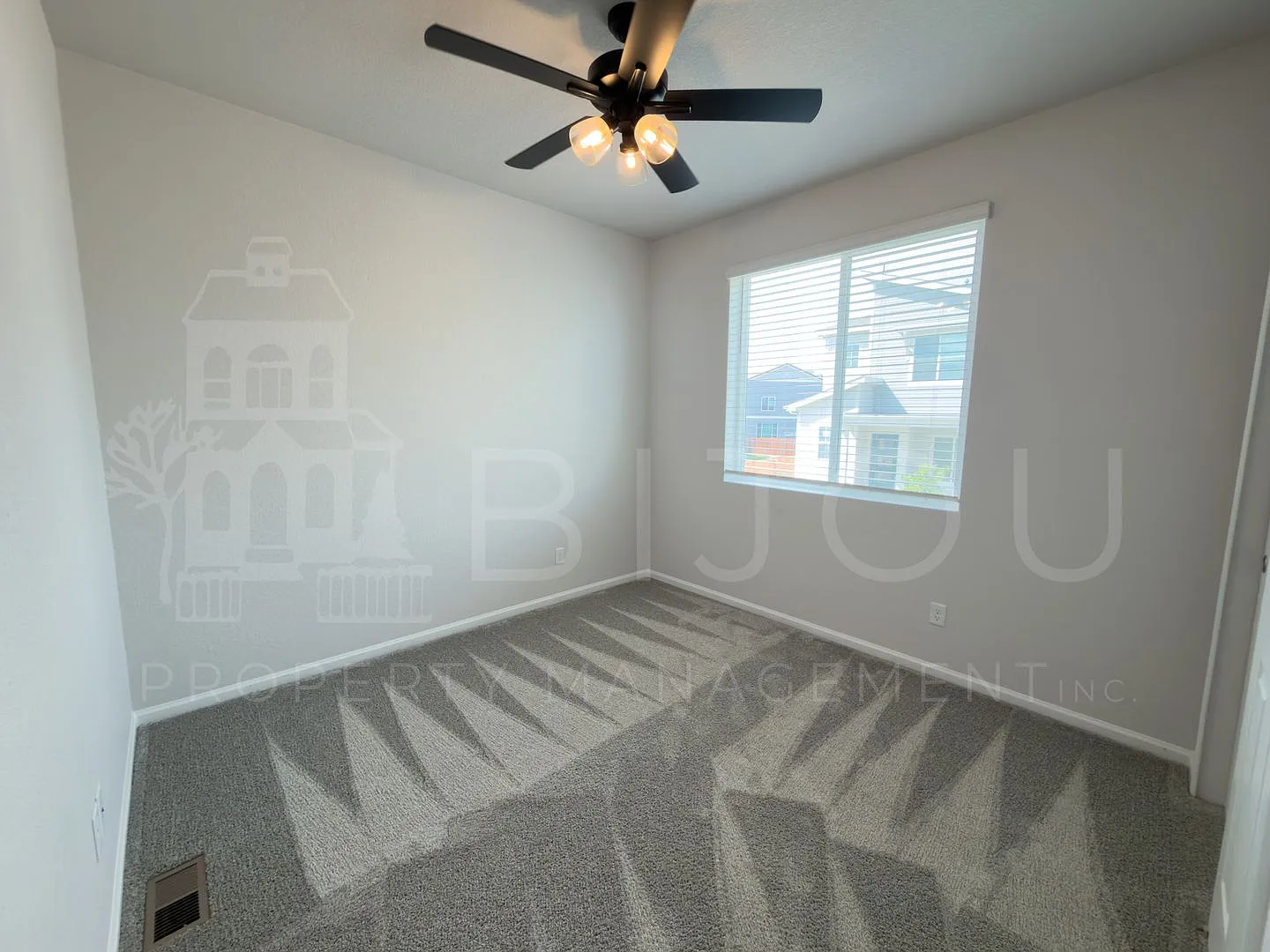 Beautiful Townhome located near Constitution Ave! — Photo 2