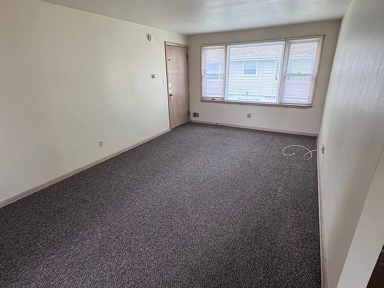 3929 Erie St — Photo 3