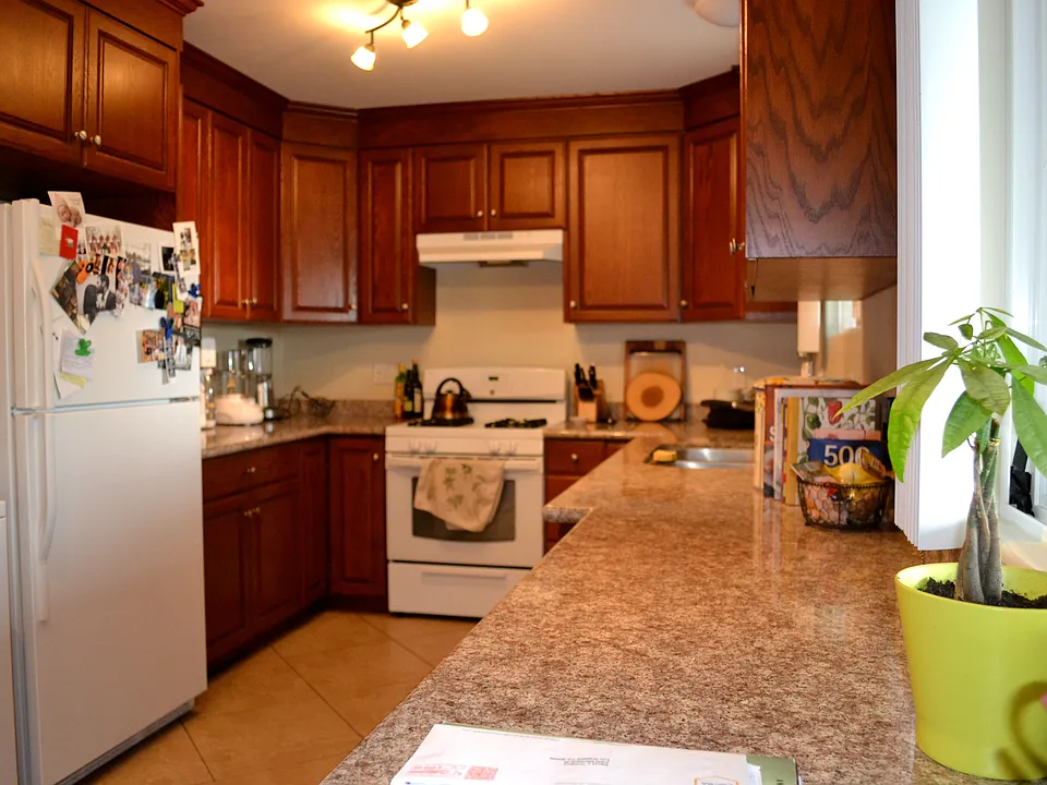 1353 Waterloo St #2300