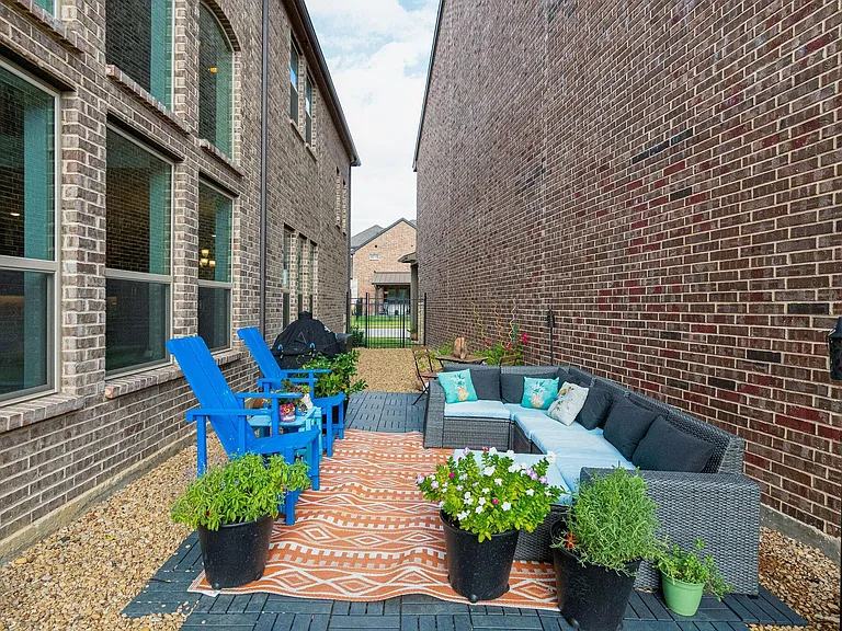 576 Courtyard Ln — Photo 19