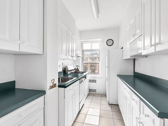 4th image of 215 E 79th St APT 4A