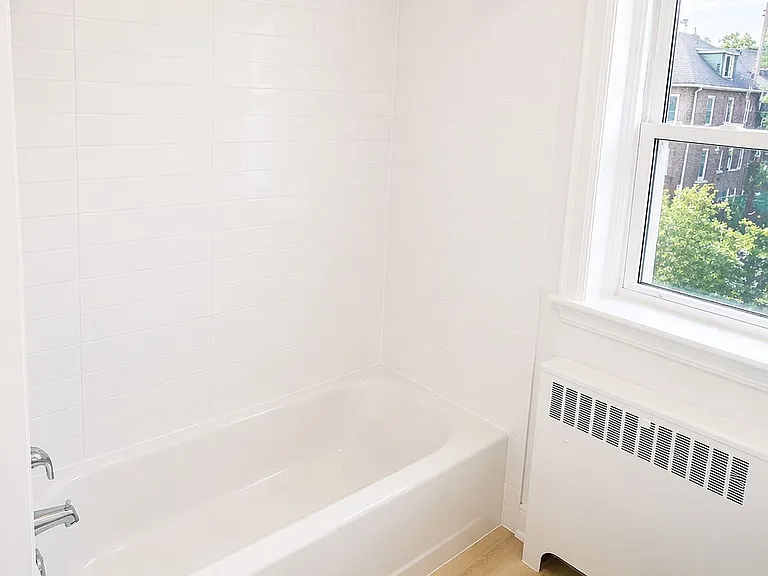 1024 King St E #9 — Photo 8