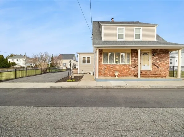 25 Winward St, Fall River, MA 02724