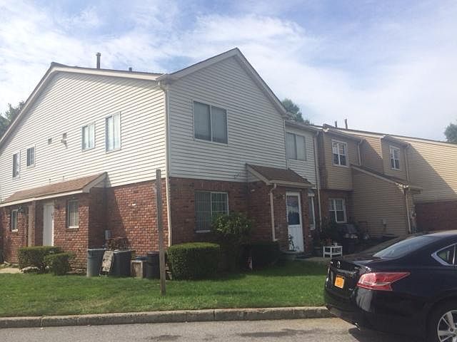 1st image of 8 E Franklin Ln