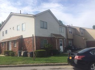 8 E Franklin Ln, Staten Island, NY 10306