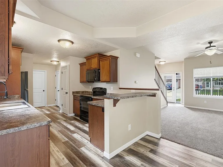 1694 Burr Dr — Photo 3