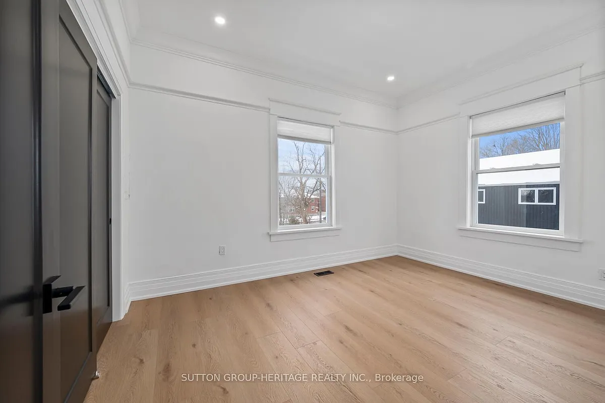 Building Photo - 852 Simcoe St N #3