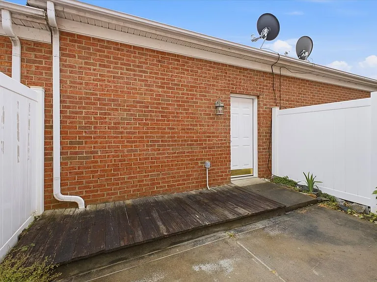 6928 Creft Cir — Photo 37