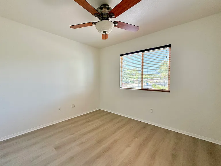 590 Rosemere Ln — Photo 18