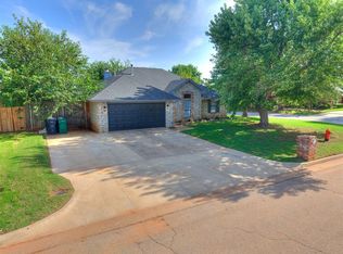 10001 S Hollyhead Way, Yukon, OK 73099