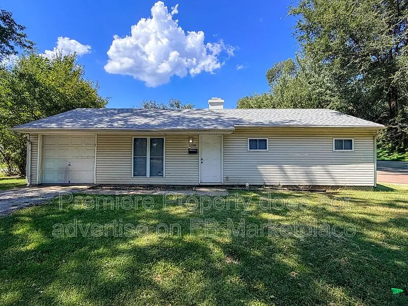 4 bed, 1.5 bath, 936 sqft, $1,300 — Photo 1