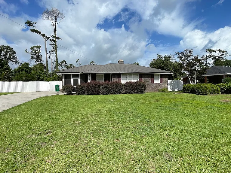 2208 White Oak Dr — Photo 1