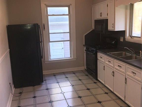 4th image of 300 Helen St #1
