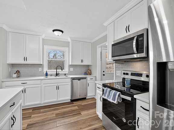 4th image of 1037 Prestwood Dr SE