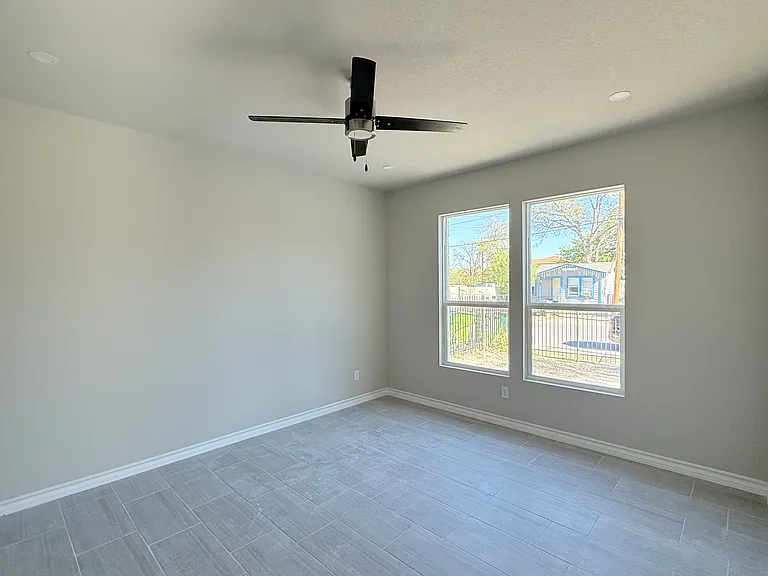 411 Moselle Ave — Photo 16