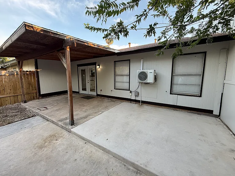 6909 Oldham — Photo 15