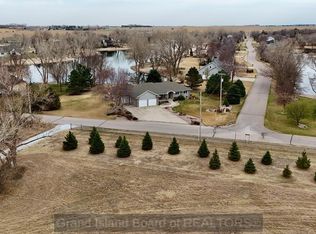 303 Island Dr, Doniphan, NE 68832