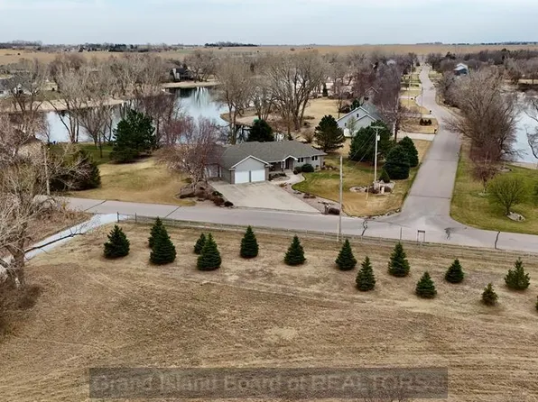 303 Island Dr, Doniphan, NE 68832