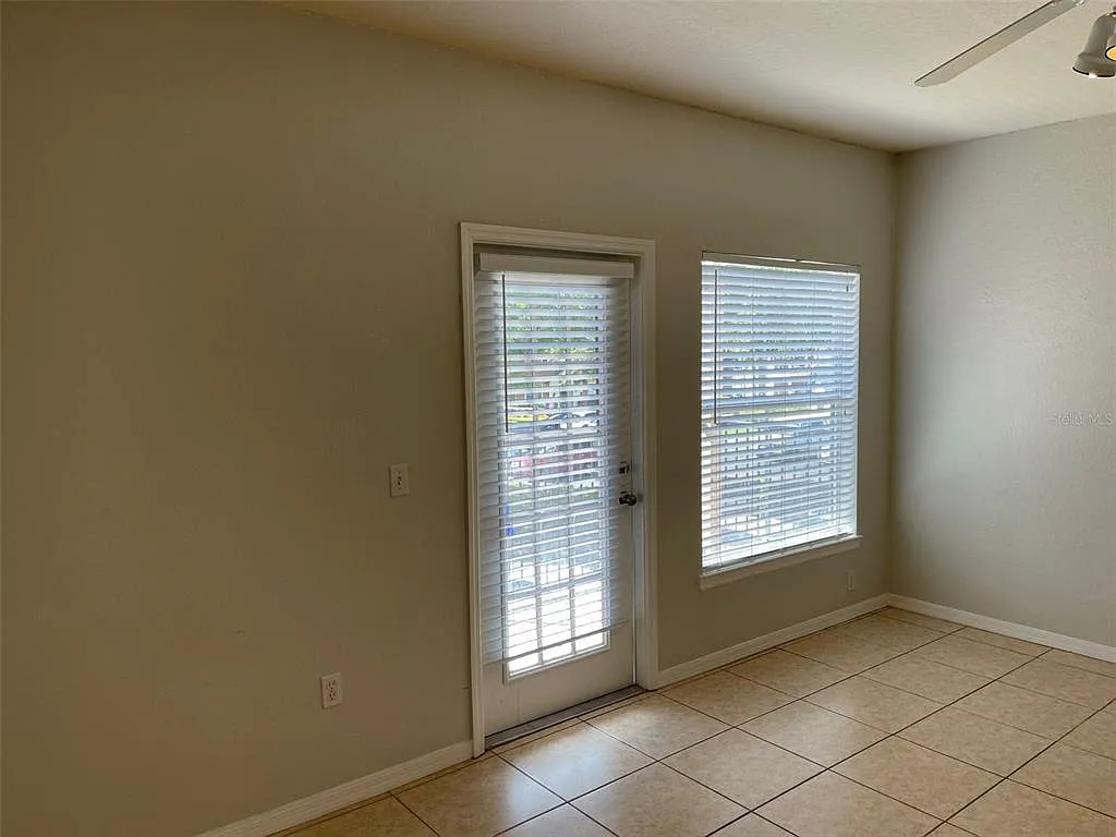 1 bed, 1.0 bath, 713 sqft, $1,300 — Photo 3