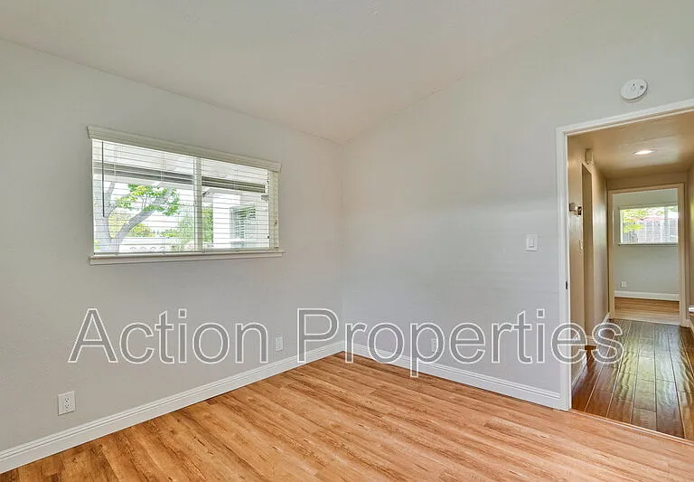 1125 Burgoyne St — Photo 23