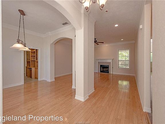 4th image of 204 Marta St