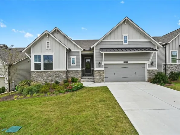 7020 Cottage Grove Dr, Flowery Branch, GA 30542