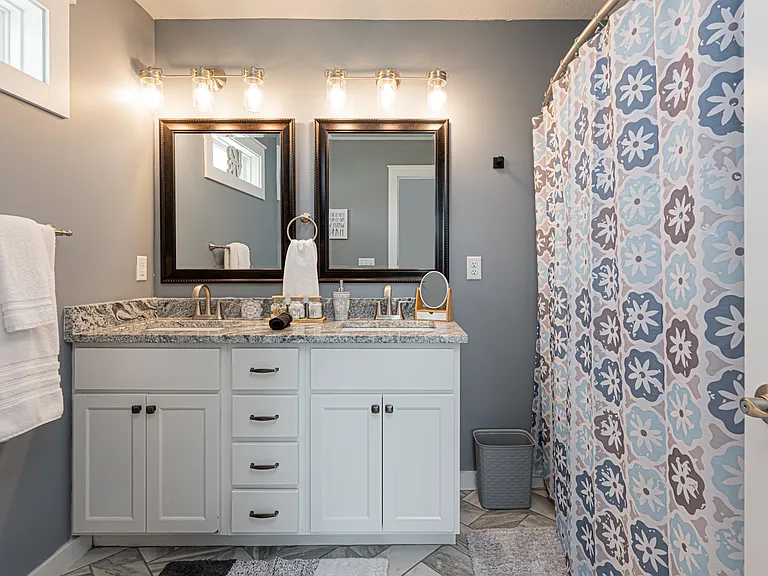 Primary Bedroom With Ensuite Bath - Dual Vanity & Shower Tub Combo