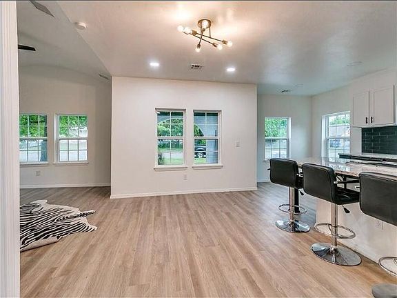 5th image of 534 SW 31st St